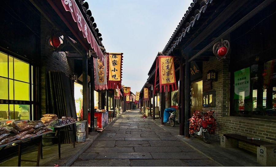 重庆八旬老人横穿小区篮球场被撞，物业：物业公司应担责